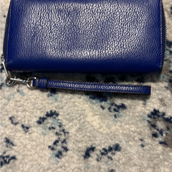 Coach Zip Around - Picture 2 of 3